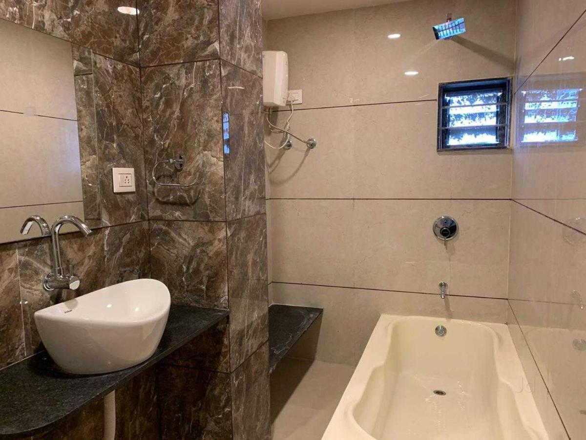 Hotel Radha Krishna Anand Ngoại thất bức ảnh
